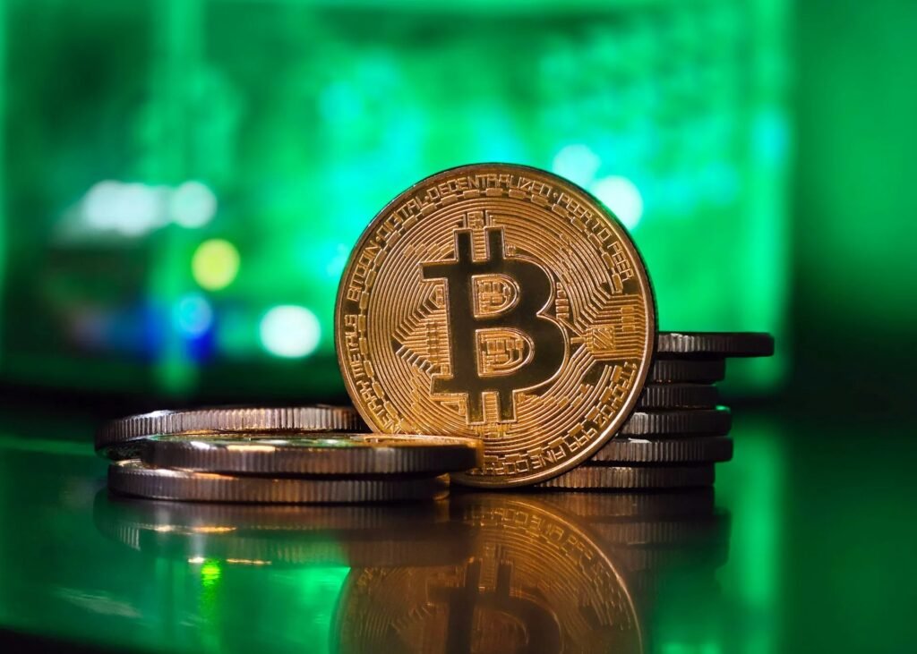 Bitcoin 8 Ayın Zirvesine Ulaştı: Altcoinler de Yükselişe Geçti, Likidasyonlar 750 Milyon Doları Aştı